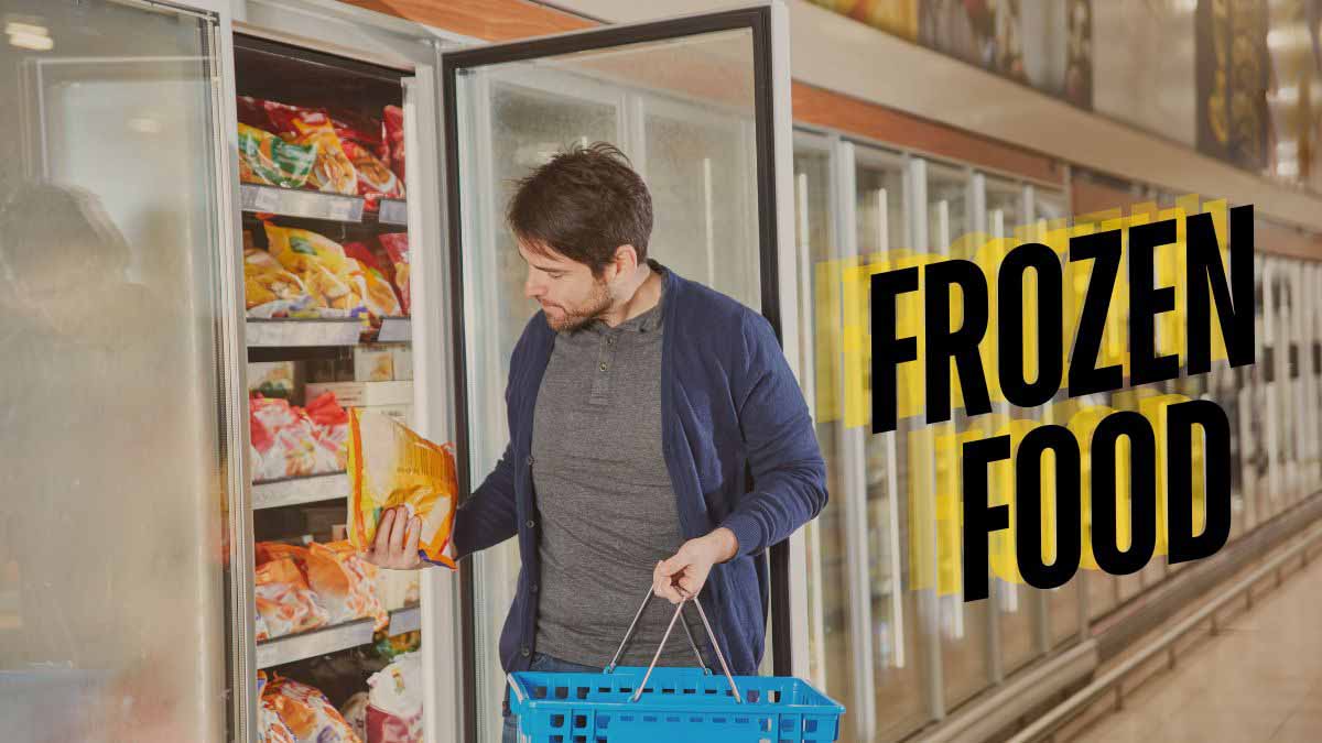 男性が冷凍食品を選んで買い物をしているイメージ画像
