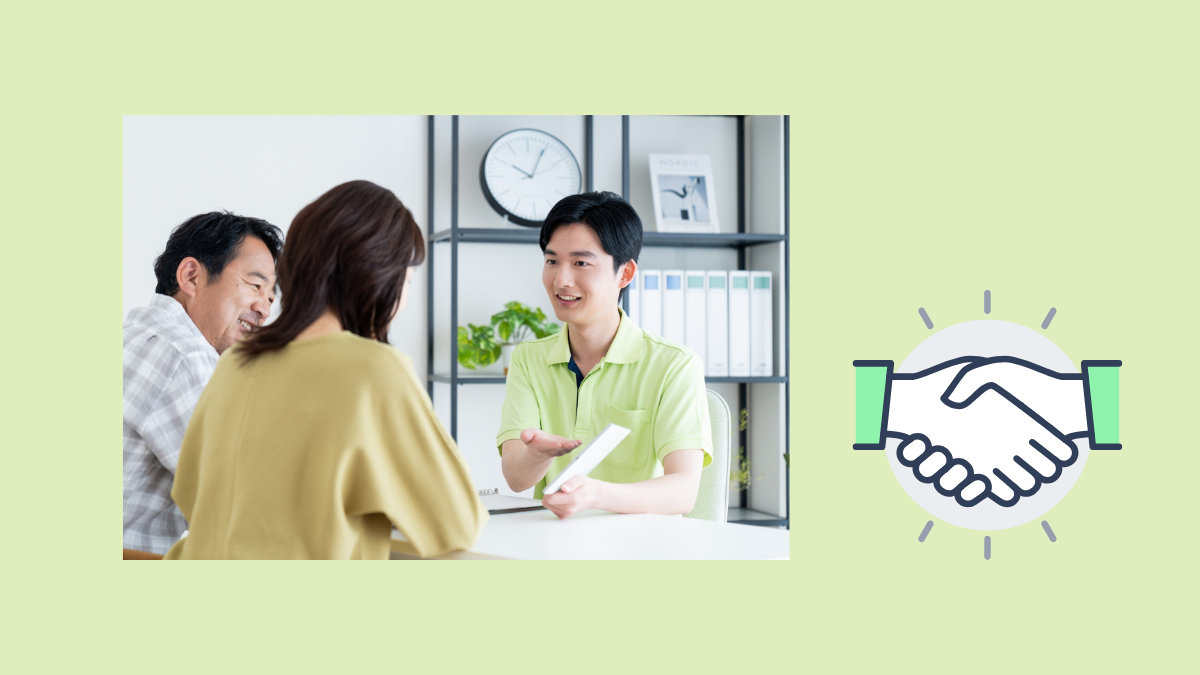 介護事業所のスタッフが夫婦に書類を示しながら説明している面談の様子